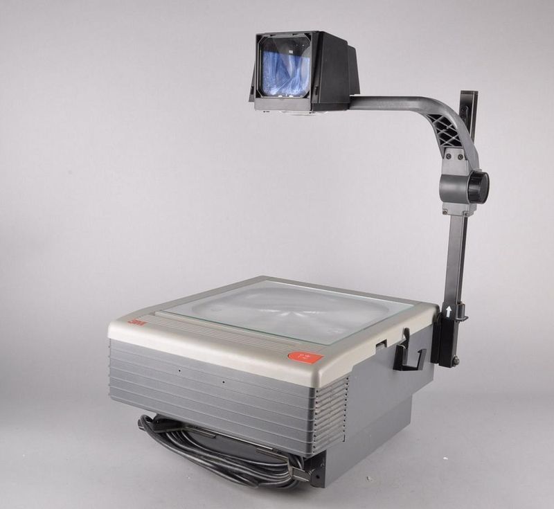TESTED 3M 9050 OVERHEAD PROJECTOR WITH ADJUSTABLE ARM, BULB INCLUDED 